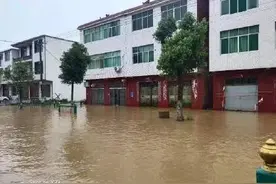 狂风冰雹！屋顶被掀！1.9万人受灾！损失1397万元！江西启动暴雨Ⅳ级应急响应图片