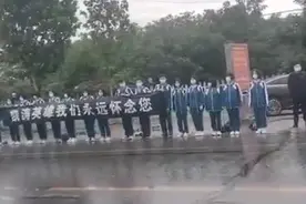 洱海坠机烈士回家，邯郸群众雨中等待，画面感人图片