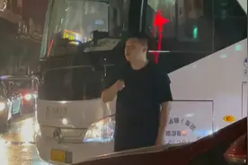 你真“帅”！民警下班途中遇信号灯失灵 穿便衣指挥半小时交通图片