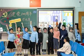 “为中华之崛起而读书！”小学生情景剧演绎百年前场景图片
