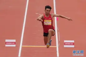 “相约幸福成都”田径邀请赛：男子三级跳远韦昕宇夺冠图片