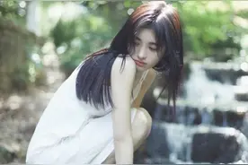 鞠婧祎穿白色吊带裙戏水 网友：有初恋的味道图片