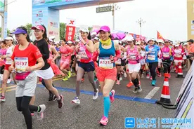 2021迪尚“丽人18”乳山女子半程马拉松赛正式开跑图片