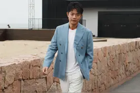 凤凰传奇偶遇路人求合照，曾毅又没被认出来，沦为摄影师图片