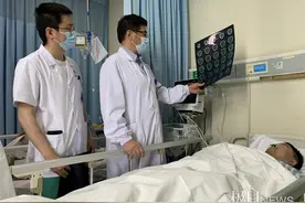 板房瞬间被吹散，小伙埋在了废墟中，受伤工友抬着他艰难步行15分钟获救图片