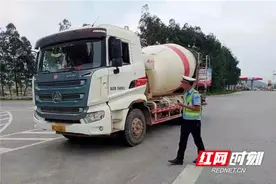 郴州公安交警持续开展渣土车、搅拌车专项整治行动图片