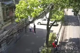 男子带小孩街上捡瓶子，市民觉得不正常，忙报警图片