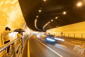 杭州万松岭隧道 不分白天黑夜有年轻人来拍婚纱照、写真……甚至有人走上机动车道 太危险了图片