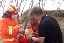 仅带一瓶矿泉水进入沙漠腹地，新疆和田一男子被困50多小时终获救图片