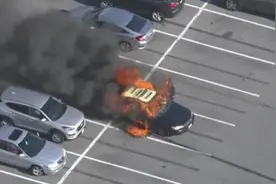 司机在车内抽烟时使用洗手液 发生火灾烧毁车辆图片