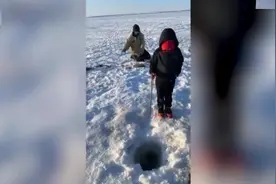 美国阿拉斯加6岁男孩第一次冰钓幸运钓到一米长大鱼图片