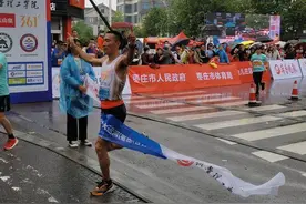 李子成勇夺大运河（枣庄）马拉松冠军，首次在家乡比赛感觉非常好图片