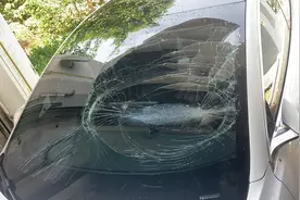 车主洗车时挡风玻璃遭挤压破损，济南小睿智洗自助洗车店出事了图片
