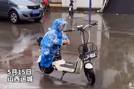 妈妈雨天下车买水果，3岁儿子怕车座淋湿，用身体给车座挡雨图片
