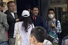 冯绍峰被偶遇上海拍戏心情靓 本人瘦出尖下巴、竹竿腿图片