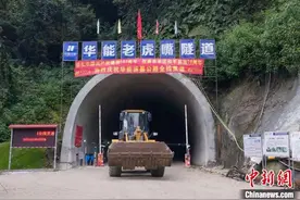 西藏派墨公路老虎嘴隧道贯通 昔日“孤岛”将拥有环线图片