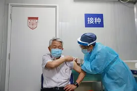 今天，80岁院士周良辅与妻子完成第一剂新冠疫苗接种图片