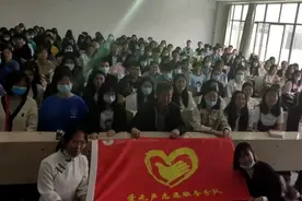 志愿者手语唱红歌，无声传经典图片