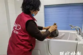 连云港一街道打造“点餐式”助浴服务，让高龄老人洗澡不再难图片