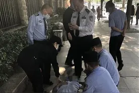 男子走在路上突发心梗倒地！民警紧急送医图片