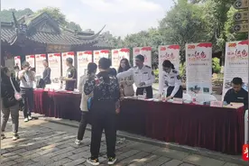 “5.19”当天多个景点免门票，镇江开展“中国旅游日”旅游咨询服务图片