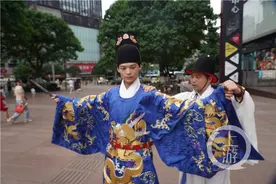 汉服爱好者复原明代秦良玉赐服 华冠丽服引路人围观图片