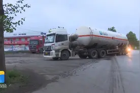 满载天然气运输车突发故障 潍坊公安交警雨夜驰援240公里紧急护送图片