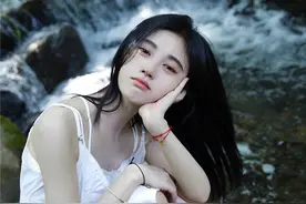 鞠婧祎最新夏日写真曝光 白色吊带清纯可爱如初恋图片