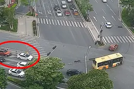 女子多次别车还急刹逼停后车，同乘男子开窗指骂图片