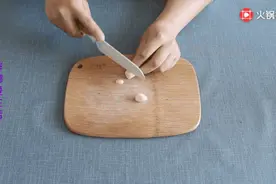 大蒜上撒点花露水，效果太厉害了！夏天家家都用得上图片