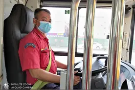 公交司机半路停车，原来是去救火图片