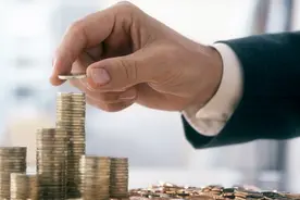 被称为中国版”Robinhood“，老虎与富途谁的低佣生意更值钱？图片