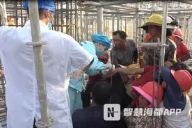 疼！泉州一男子从高处坠落，钢筋贯穿身体图片