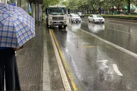 洒水车为何“风雨无阻”？搞工作研究是不是得讲点实事求是？图片