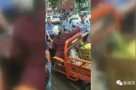 乐山一菜贩占道经营还对执法人员动粗，围观市民都看不下去了…图片
