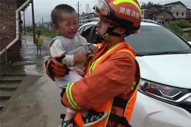 邵东洪涝造成3老人6小孩被困，消防紧急救援，孩子：叔叔是不是奥特曼呀？图片