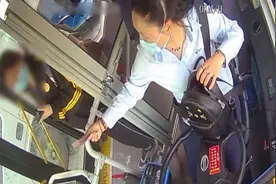 女孩乘公交车身无分文手机停机遇窘境 司机阿姨掏出一百元递给她视频封面