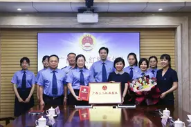 来！领取你的奖牌——防城港市妇联领导为市检察院第一检察部“广西三八红旗集体”授牌图片