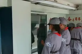 初心之路巡展丨小学生参观大巴车：知道了现在的生活来之不易视频封面