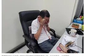 台湾《苹果日报》最后一天出纸质版，负责人“卖惨”，办公桌上鼠标垫“出卖一切”……图片