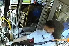 昆明一女子拿着老父的爱心卡任性刷，还狡辩！公交司机报警图片