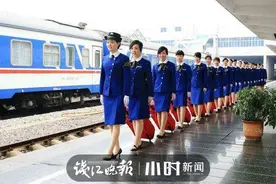 还记得那抹“金温蓝”吗？浙江这条铁路乘务员换新装，小姐姐们太美了图片