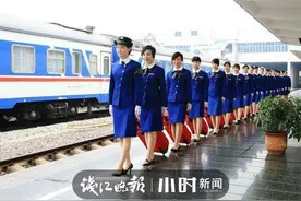 还记得那抹“金温蓝”吗？浙江这条铁路乘务员换新装，小姐姐们太美了图片