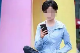 长沙美女模仿网红“亚洲蹲”直接从凳子上摔下图片