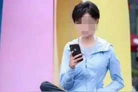 长沙美女模仿网红“亚洲蹲”直接从凳子上摔下图片