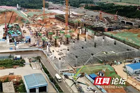 益阳高铁新城建设现场热火朝天图片