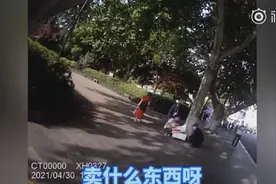 一位年轻妈妈抱着孩子，在西湖边卖自制酸梅汁…城管：剩下的我都买了图片