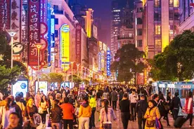 上海常住人口教育程度明显提升，每10万人里有33872人拥有大学文化视频封面