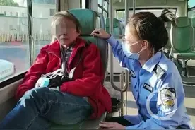 爱坐车？老婆婆终点站不肯下公交 民警劝下来后又坐上警车不肯下来图片