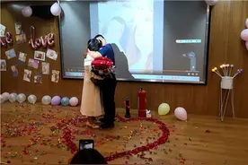甜哭了！常德消防员向女友求婚，求婚道具竟是水枪和灭火器图片